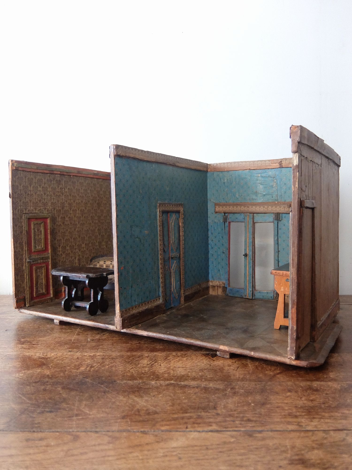 Doll House & 3 Furniture (A1025)