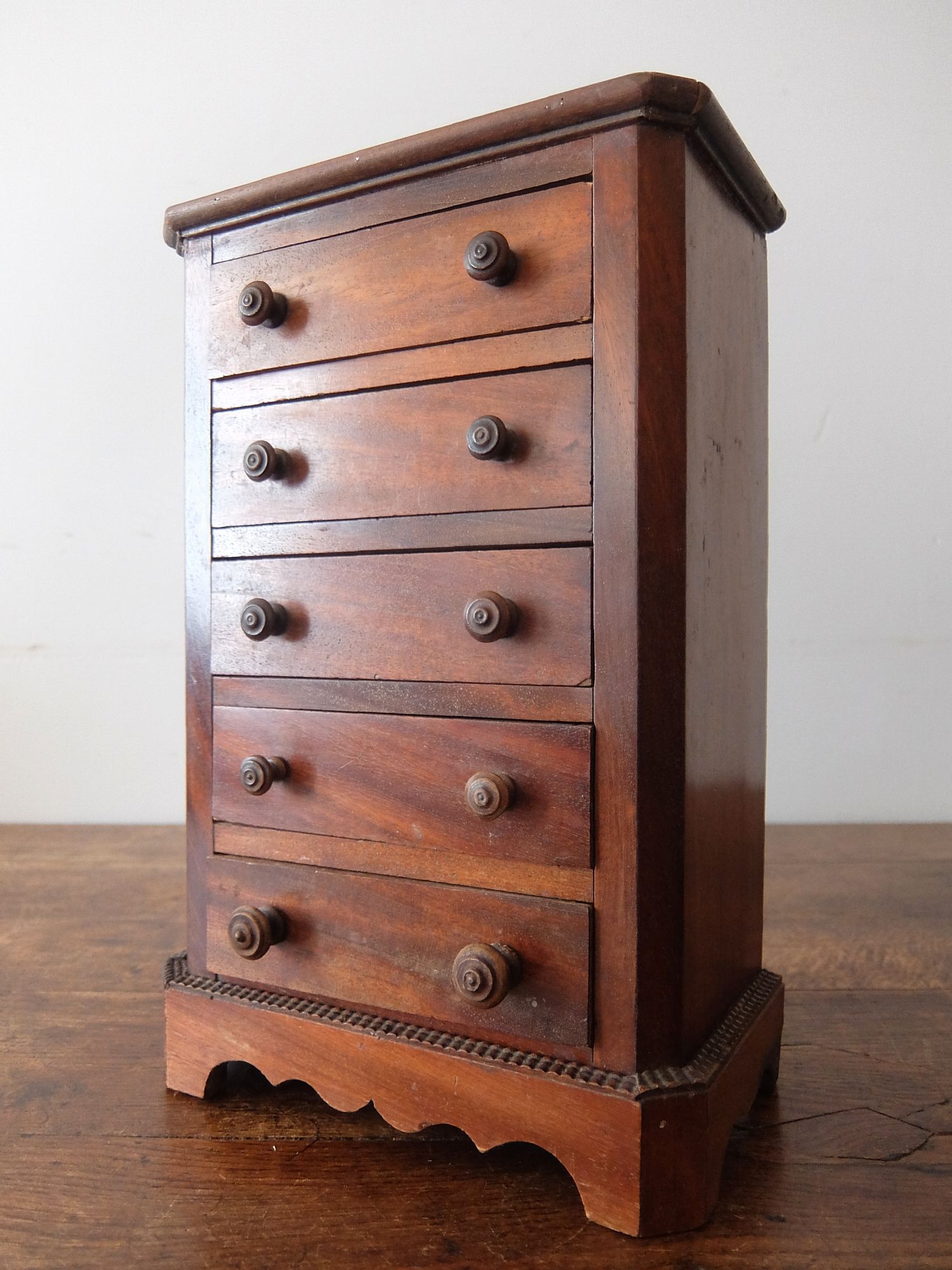 Doll's Chest (B0525)