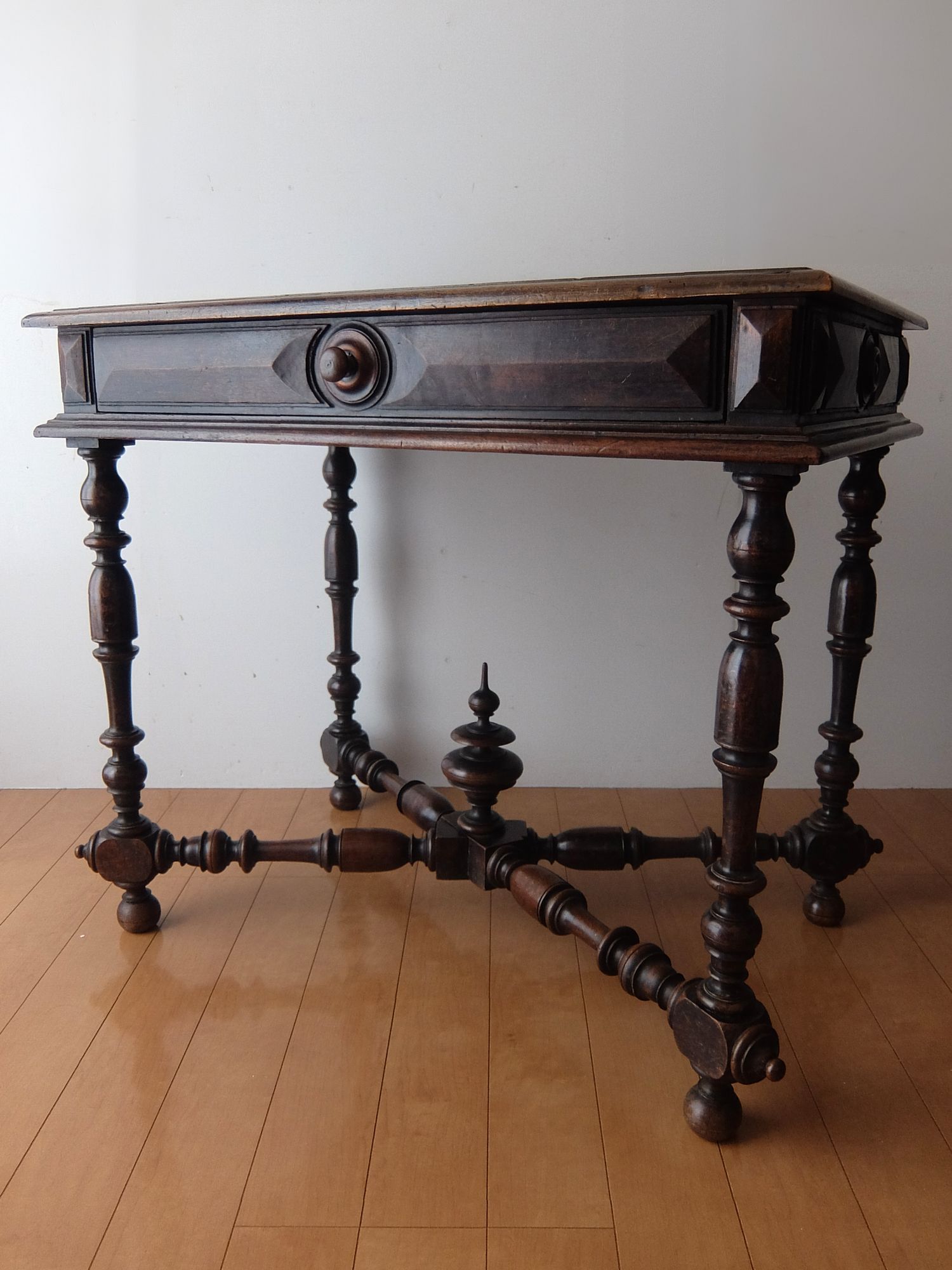 French Table (A1025)