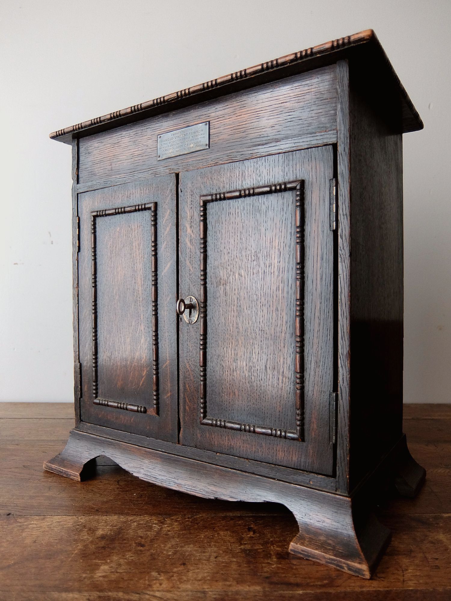 Small Wooden Cabinet (A0418）