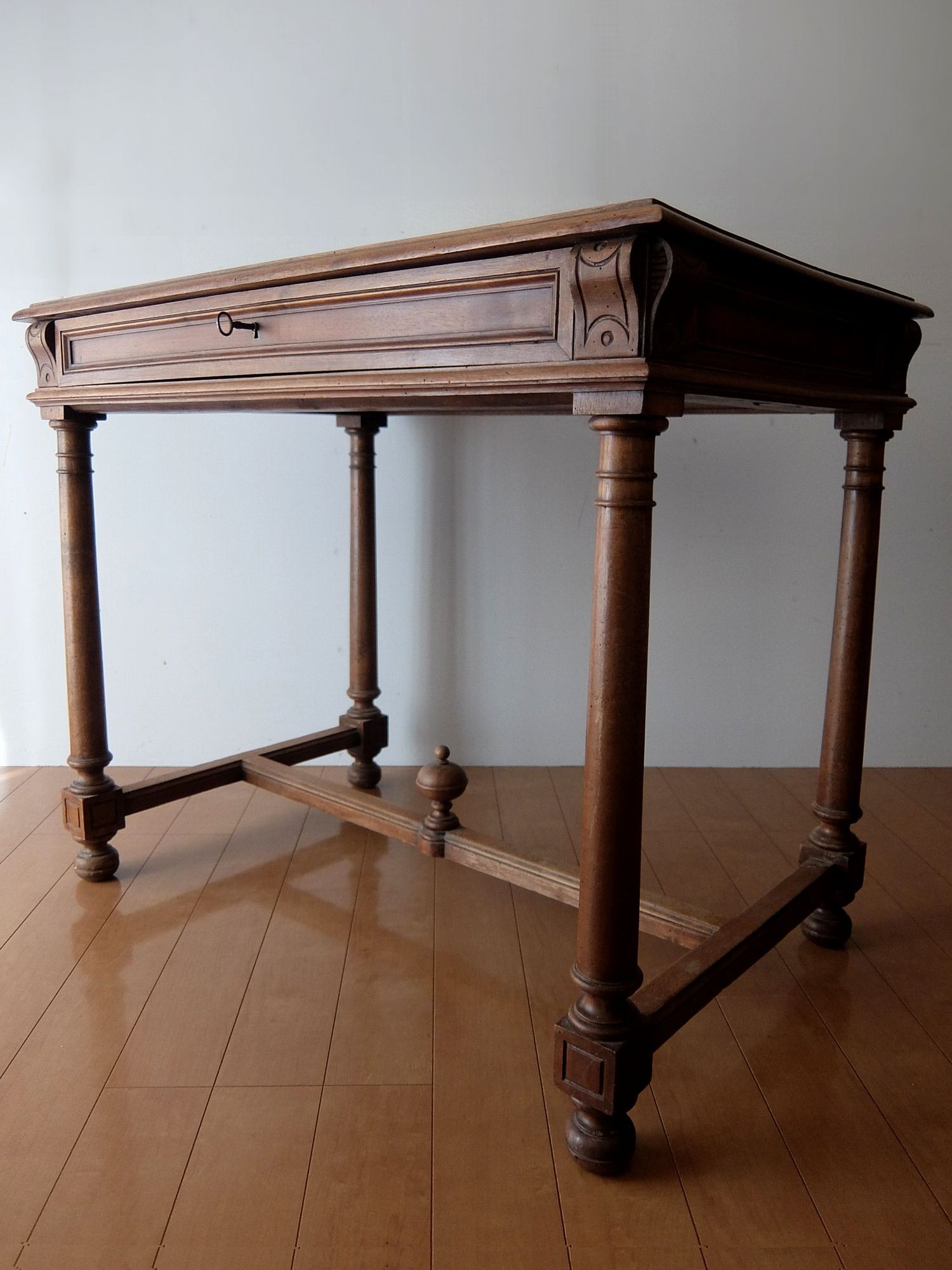 French Table (B0822)