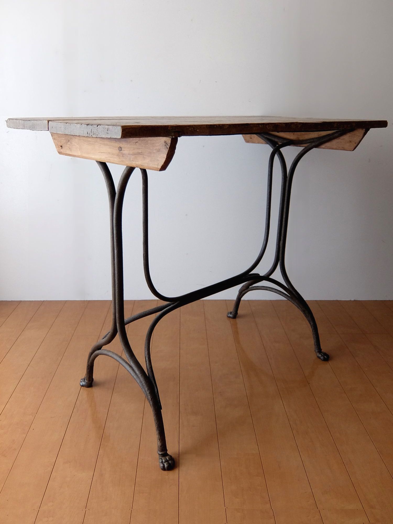 French Table (A0618)