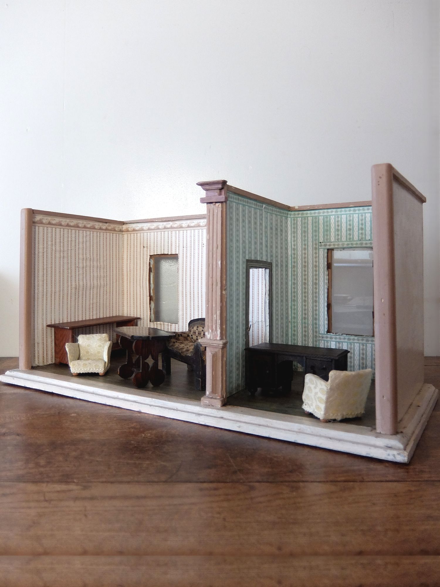 Doll House & 6 Furniture (A0422)