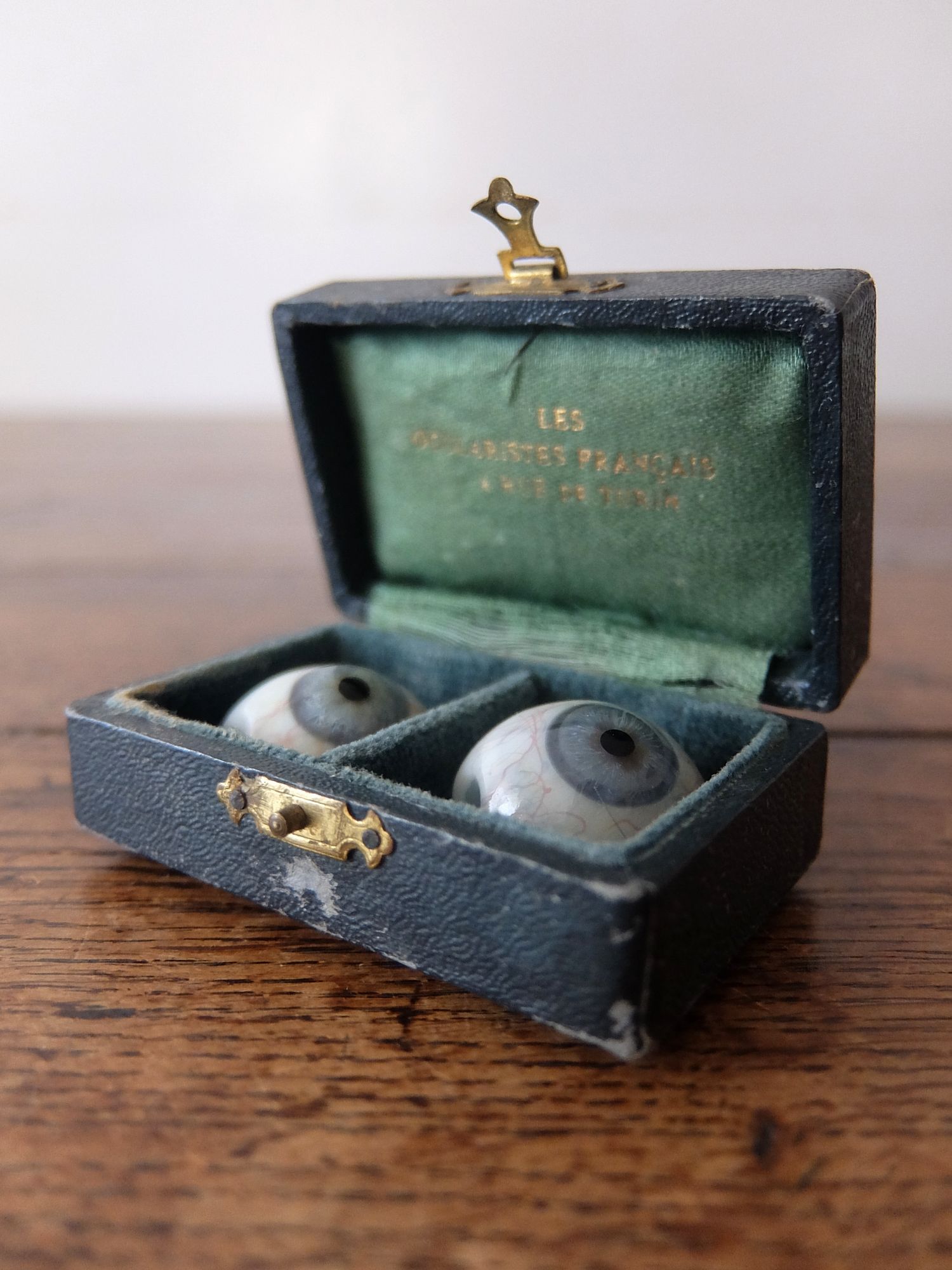 Prosthetic Glass Eyes with Case (A0826-01)