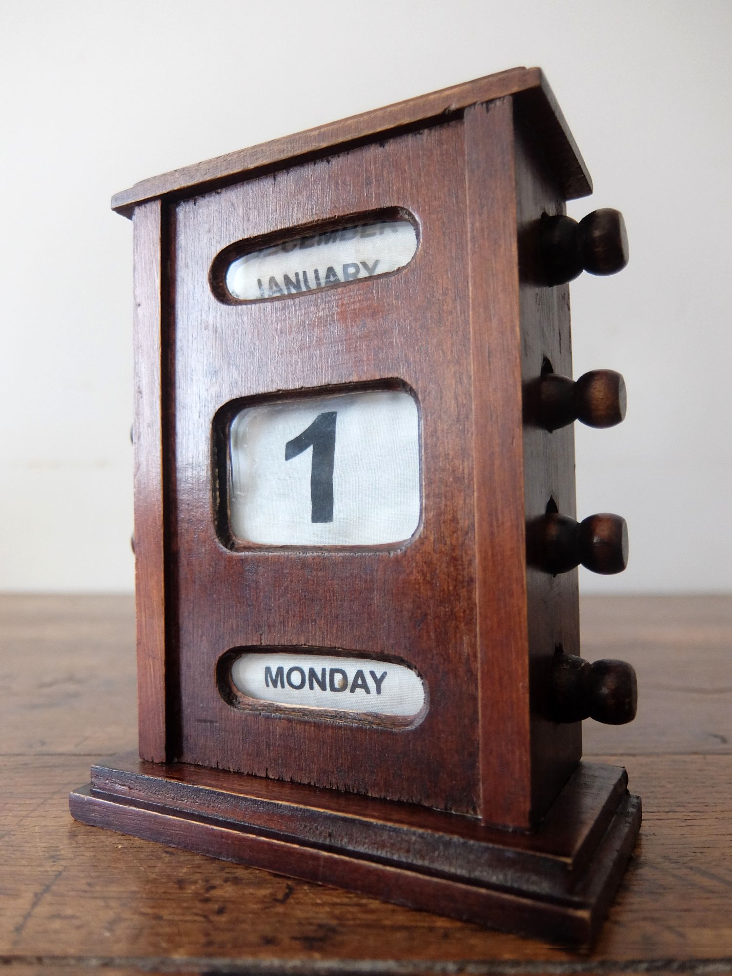 Perpetual Calendar (A0925)