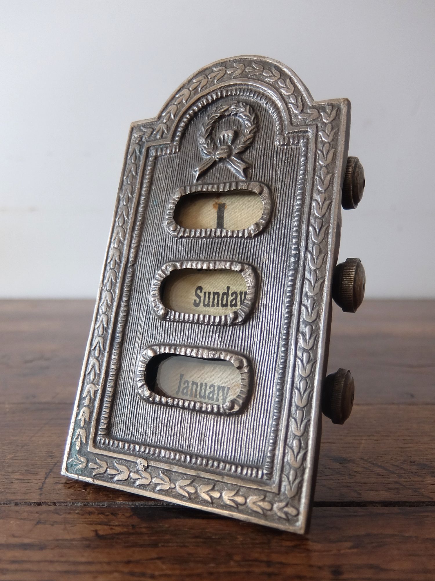 Perpetual Calendar (B1026)