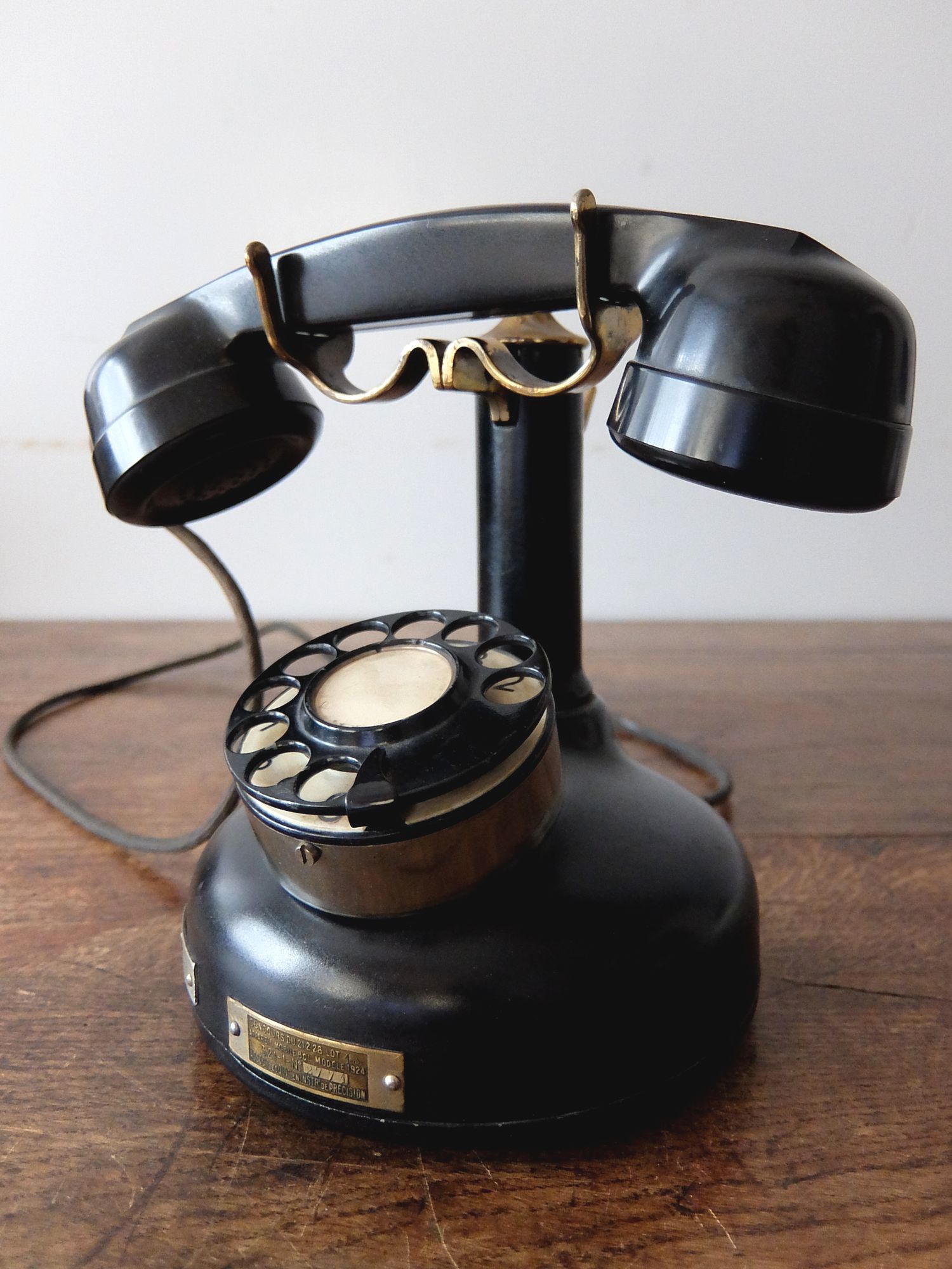 Antique Telephone (B1220)